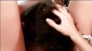 Flat chested slut in calze mette figa video porno attrici bagnata su un cazzo di grasso