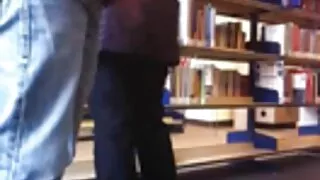 Un uomo in costume porno con attrici italiane da ragazzo con gli occhiali rossi scopa una ragazza al casting