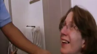 La attrici porno italiane anni 80 figliastra ha misurato i vestiti nuovi davanti al patrigno e ha scopato con lui
